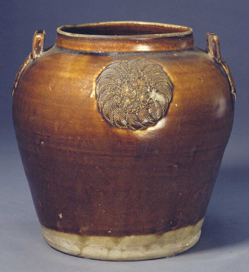 唐代 长沙窑褐釉模印贴花双耳罐 故宫 博物院藏  俨唐古瓷馆 古陶瓷标本馆 古陶瓷博物馆 四川博物馆 成都博 ...