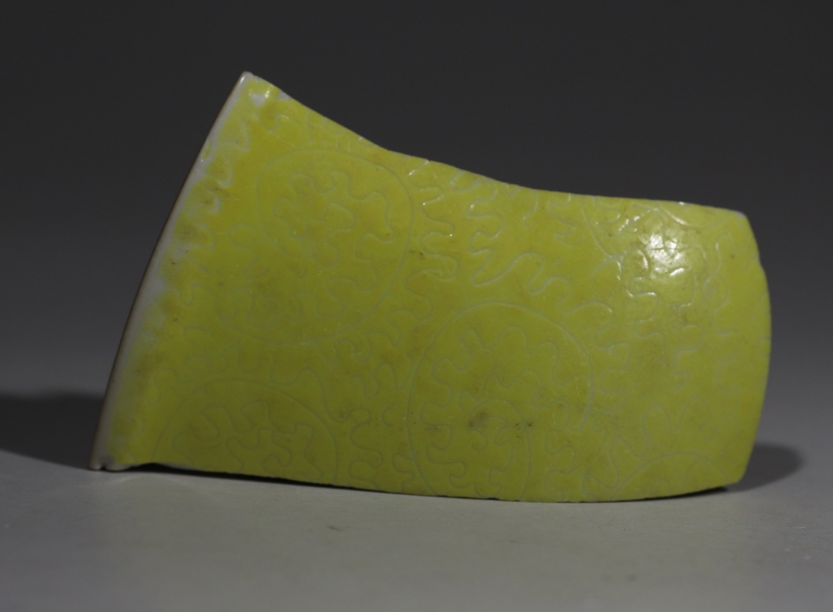 黄釉 暗刻