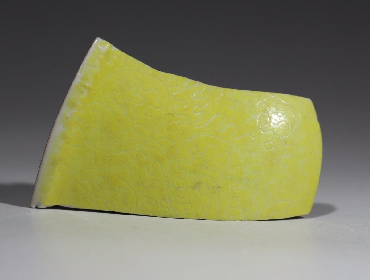 黄釉 暗刻