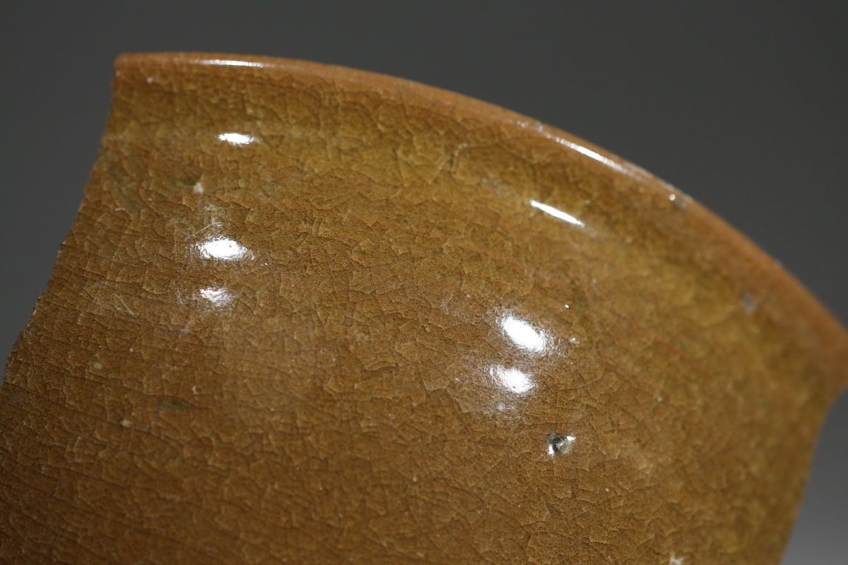 宋代 黄釉 冰裂纹开片 