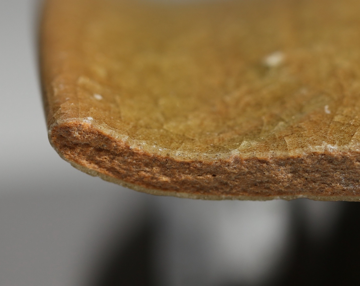 宋代 黄釉 冰裂纹开片 