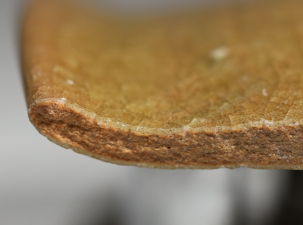 宋代 黄釉 冰裂纹开片 