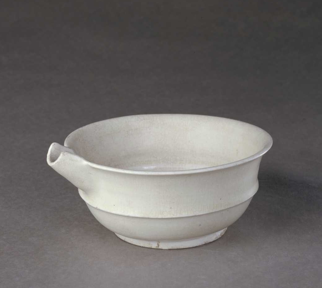 01 唐代 巩义窑白釉弦纹匜_1.jpg