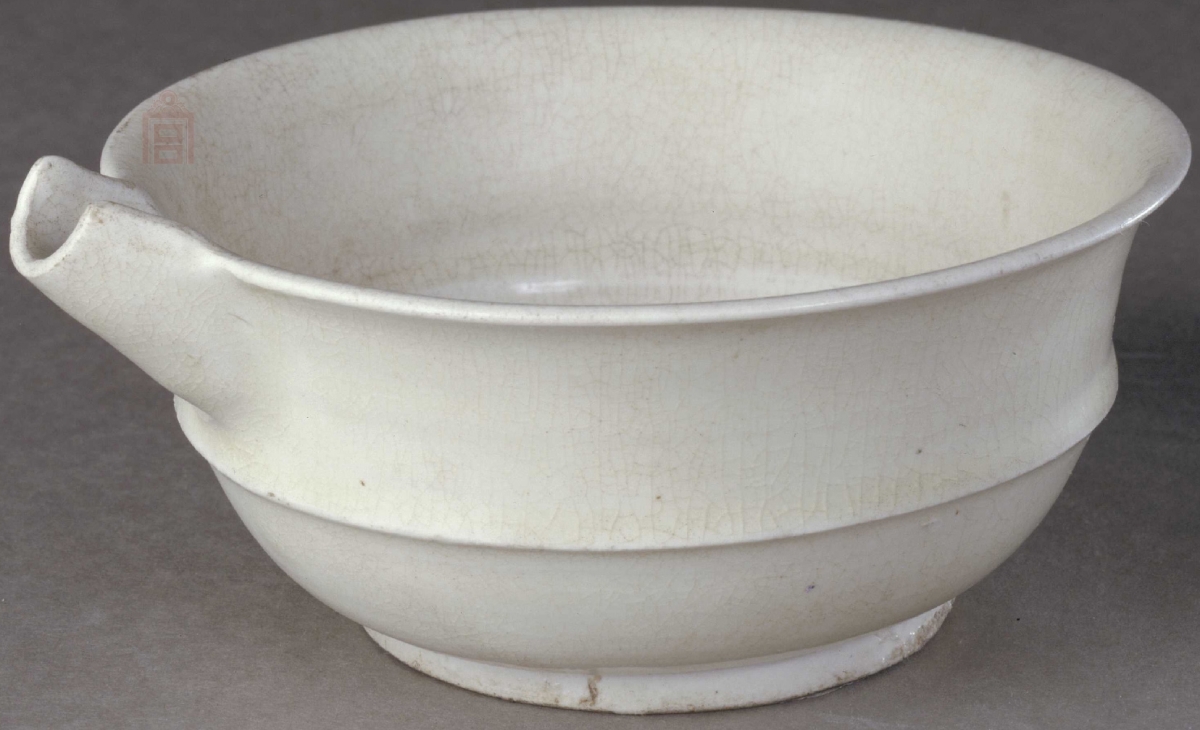 01 唐代 巩义窑白釉弦纹匜_2.jpg
