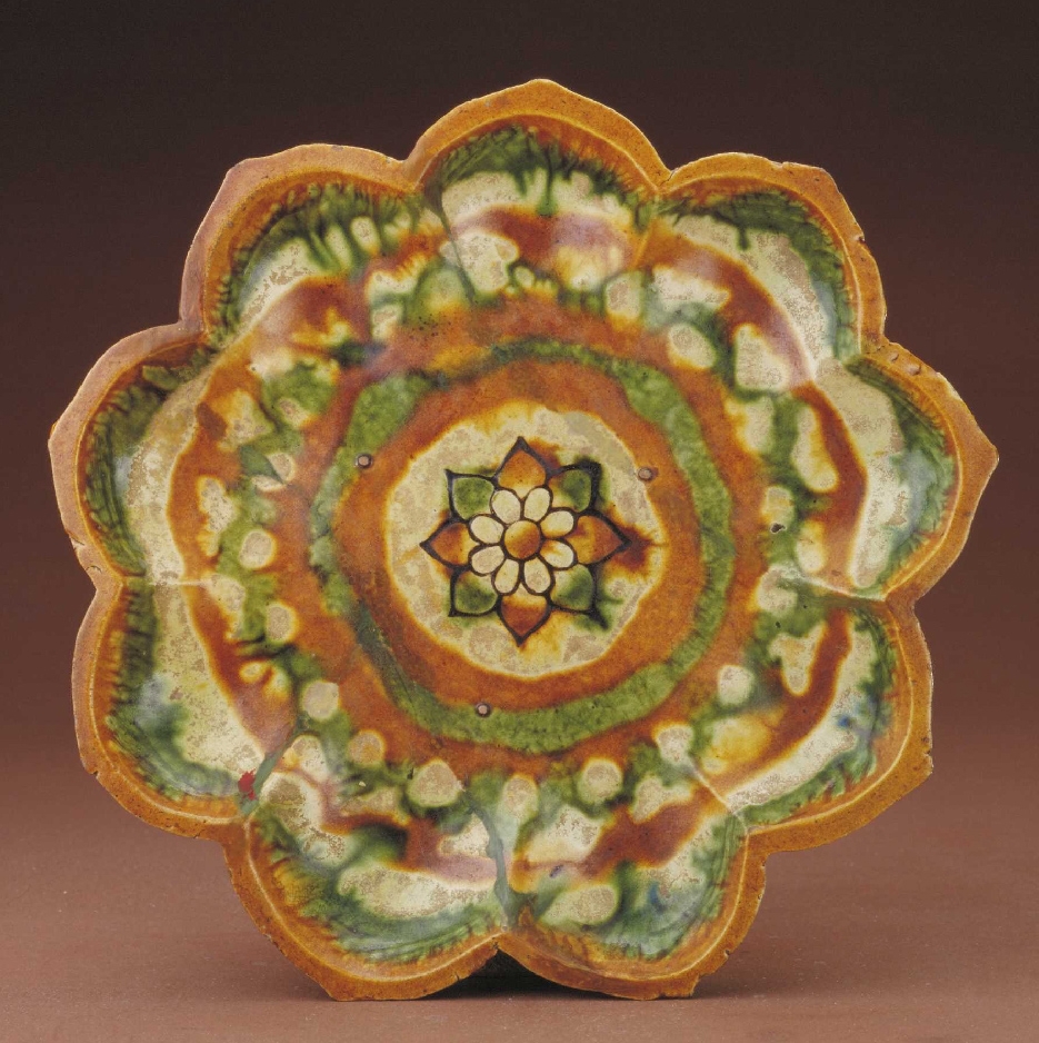 01 唐代 三彩花瓣式三足盘_3.jpg