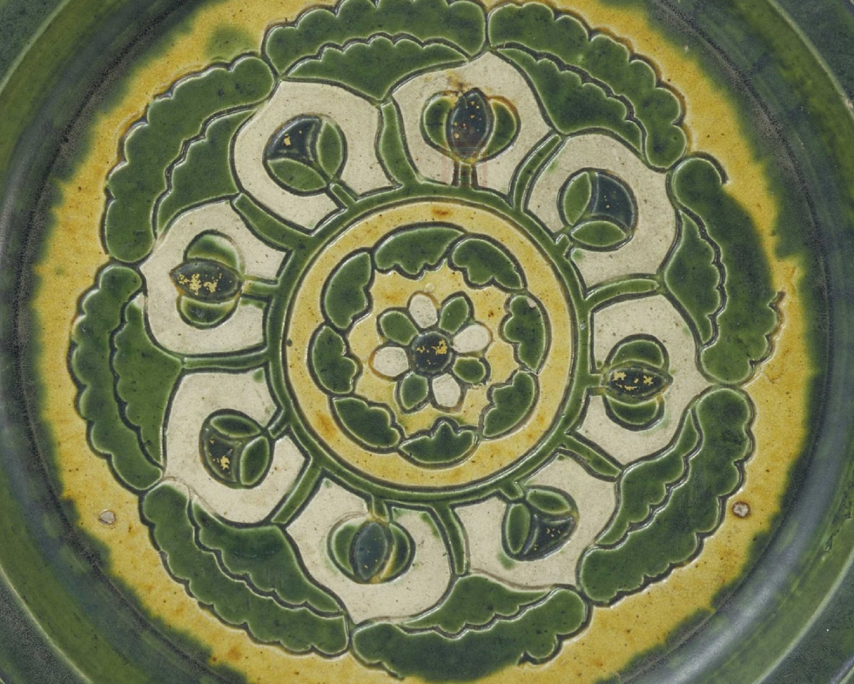 01 唐代 三彩刻花三足盘_1.jpg