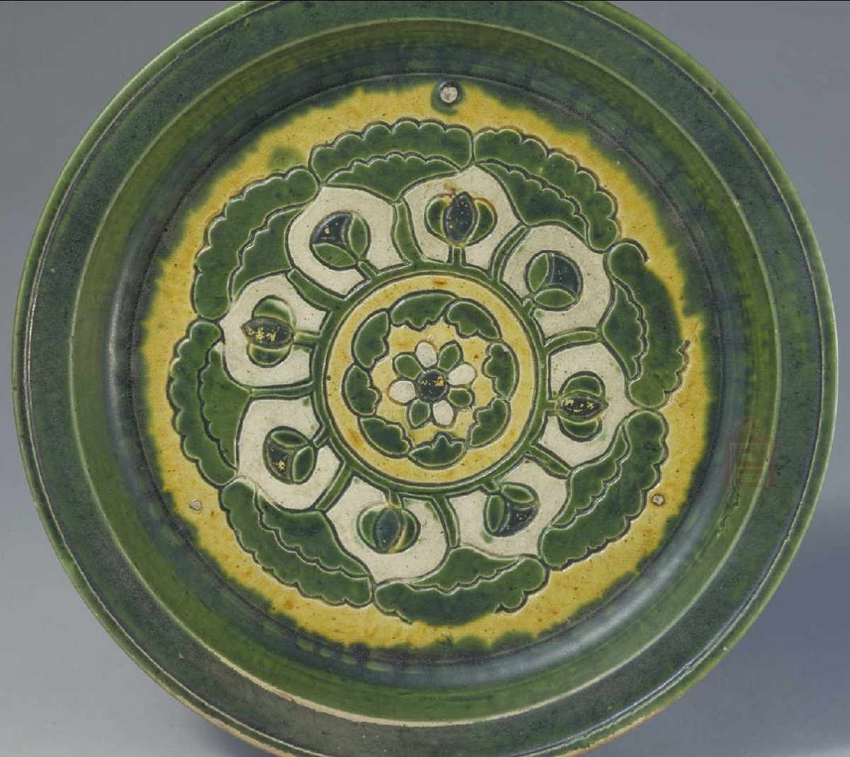 01 唐代 三彩刻花三足盘_2.jpg