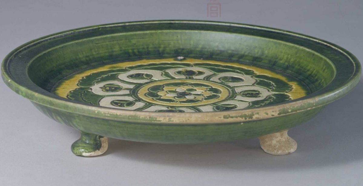 01 唐代 三彩刻花三足盘_4.jpg