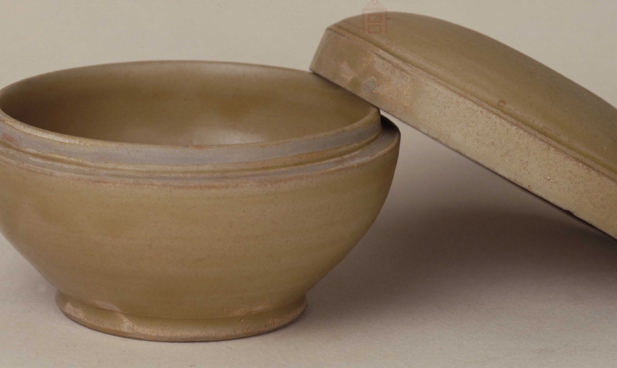 01 唐代 越窑青釉刻莲花纹盒_4.jpg