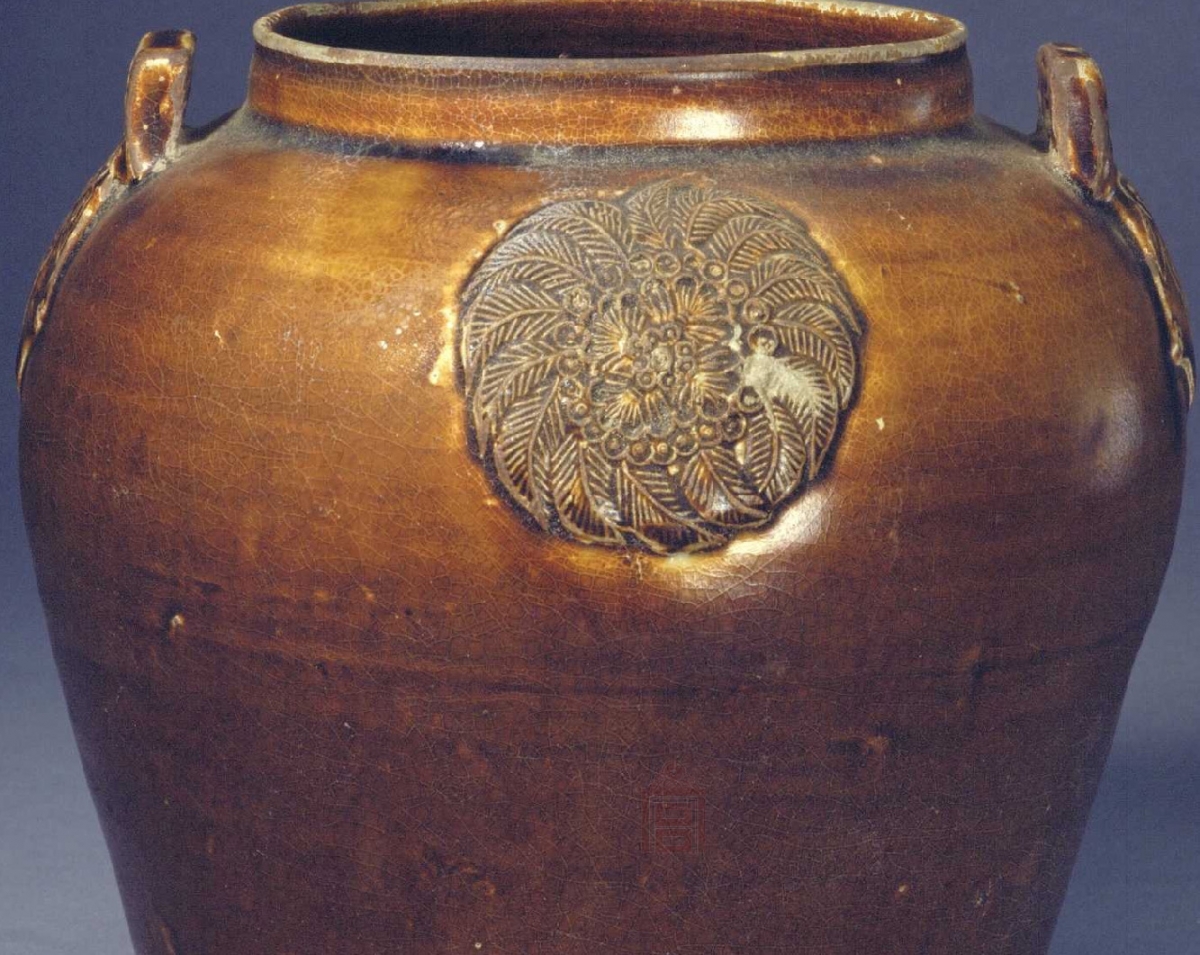 01 唐代 长沙窑褐釉模印贴花双耳罐_1.jpg