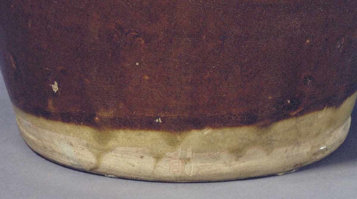 01 唐代 长沙窑褐釉模印贴花双耳罐_4.jpg