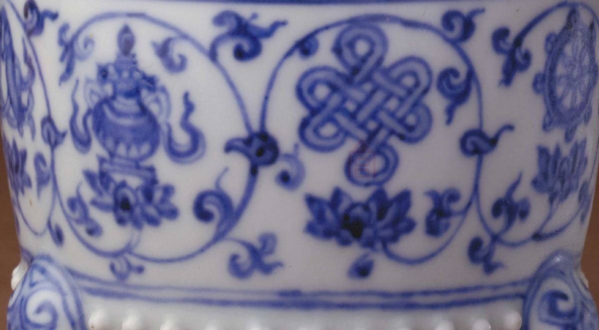 06.5  明代 成华 青花缠枝莲八宝纹三足炉_02.jpg