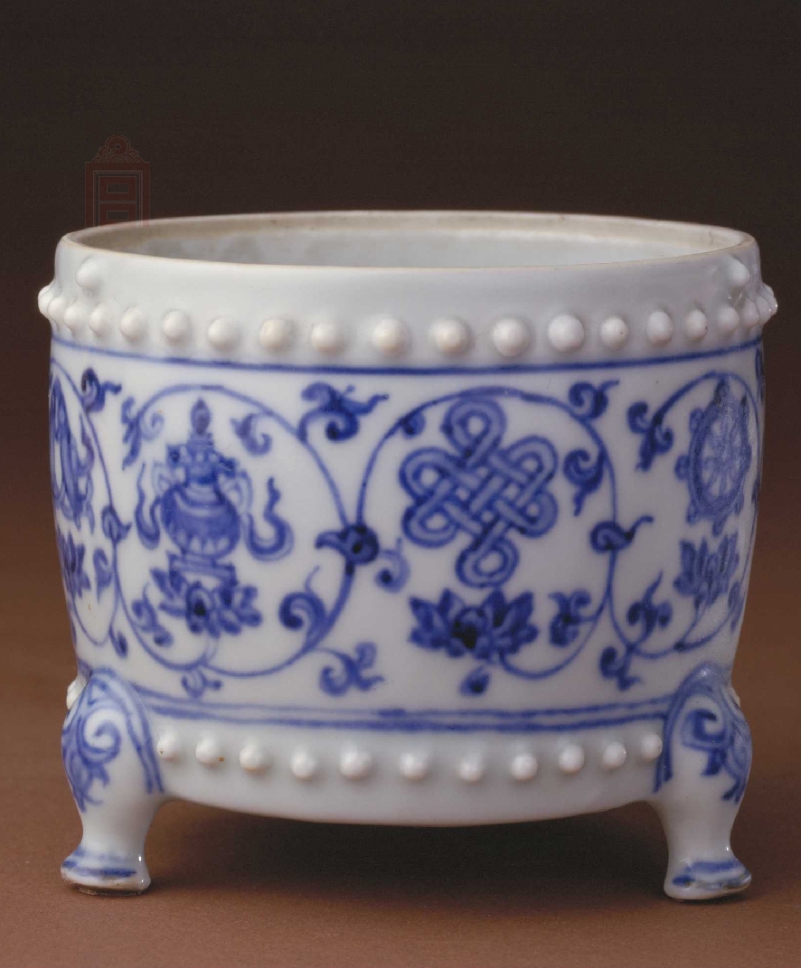 06.5  明代 成华 青花缠枝莲八宝纹三足炉_13.jpg