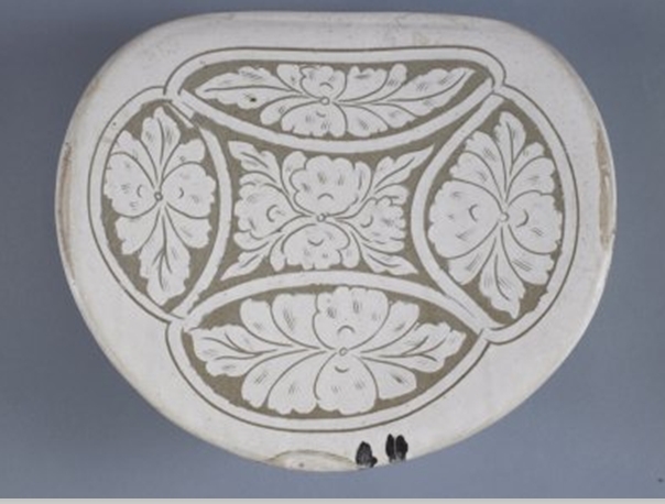 02 宋代 白釉剔花花卉纹枕_2.jpg