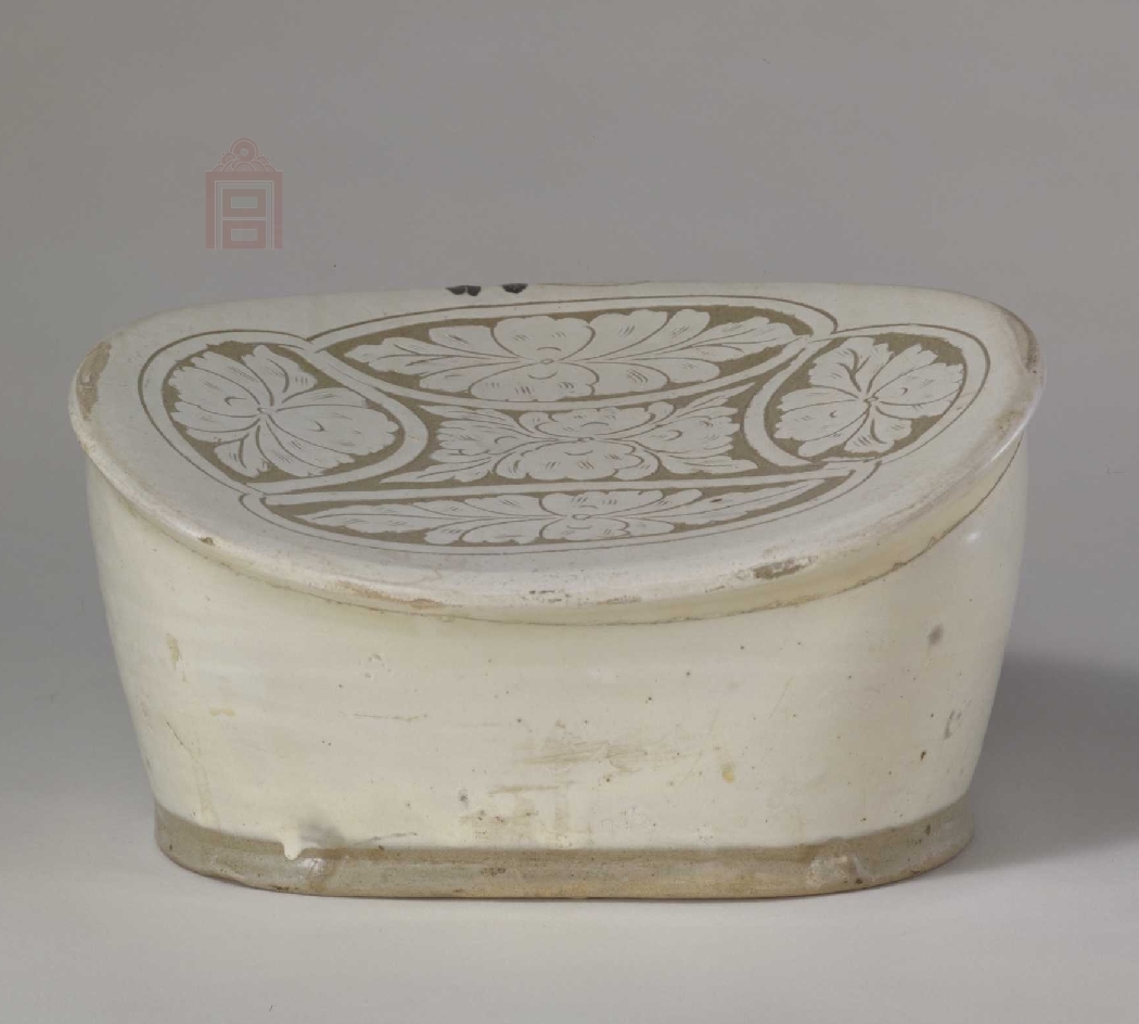 02 宋代 白釉剔花花卉纹枕_1.jpg