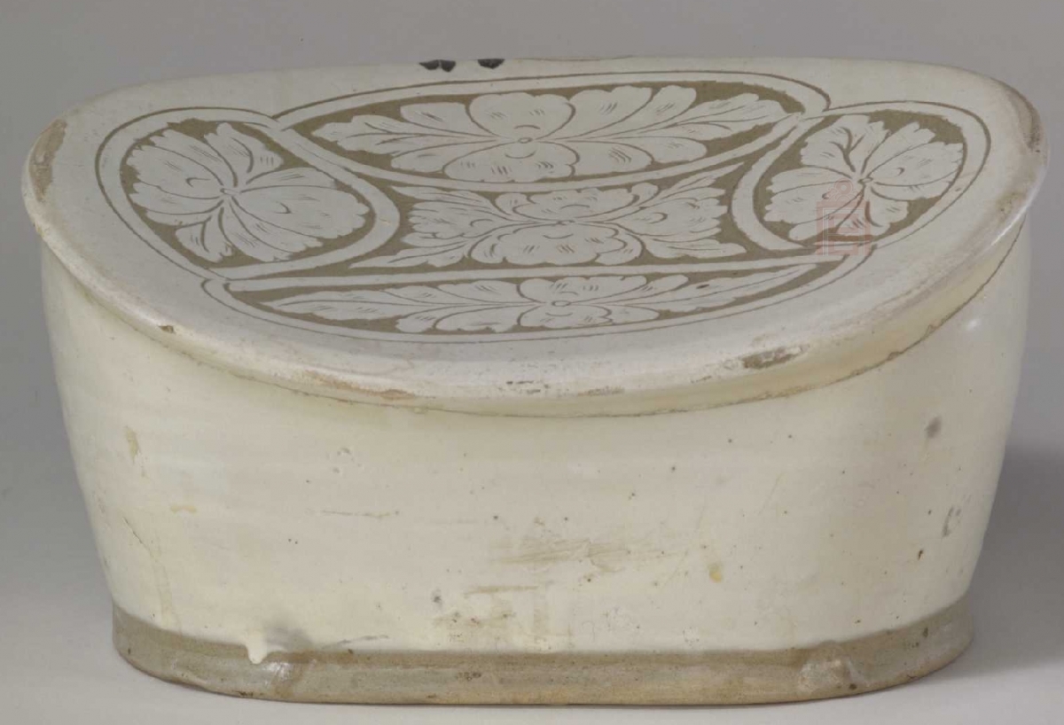 02 宋代 白釉剔花花卉纹枕_4.jpg