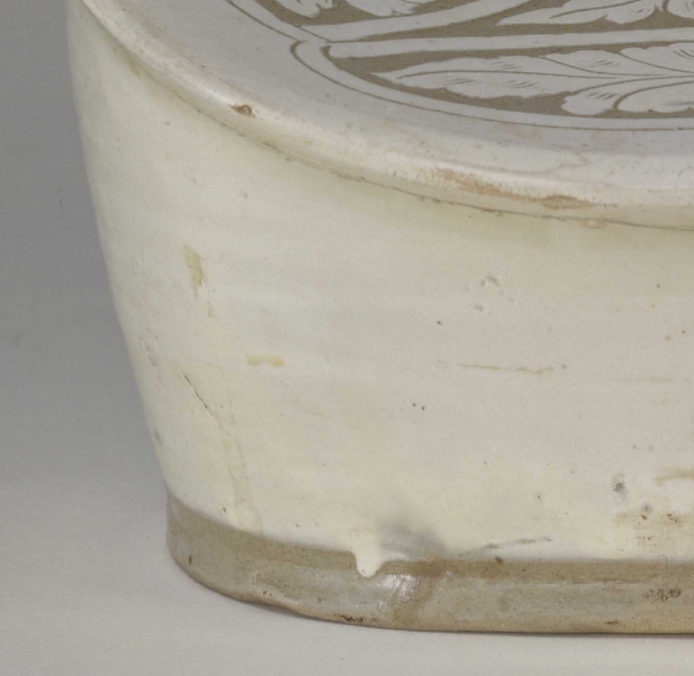 02 宋代 白釉剔花花卉纹枕_3.jpg