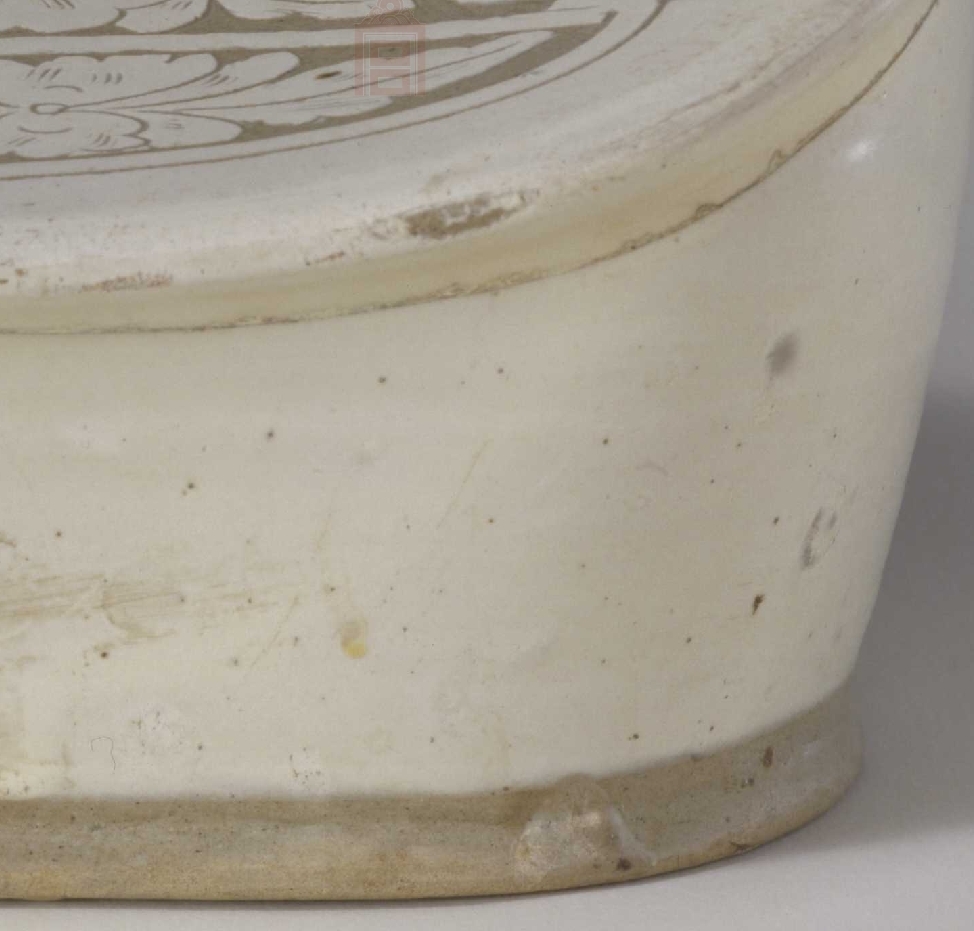 02 宋代 白釉剔花花卉纹枕_5.jpg