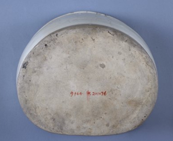 02 宋代 白釉剔花花卉纹枕_7.jpg