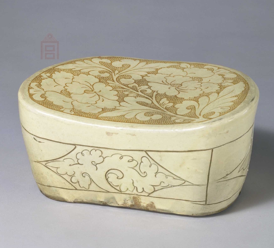 02 宋代 白釉珍珠地划花折枝牡丹纹枕_02.jpg