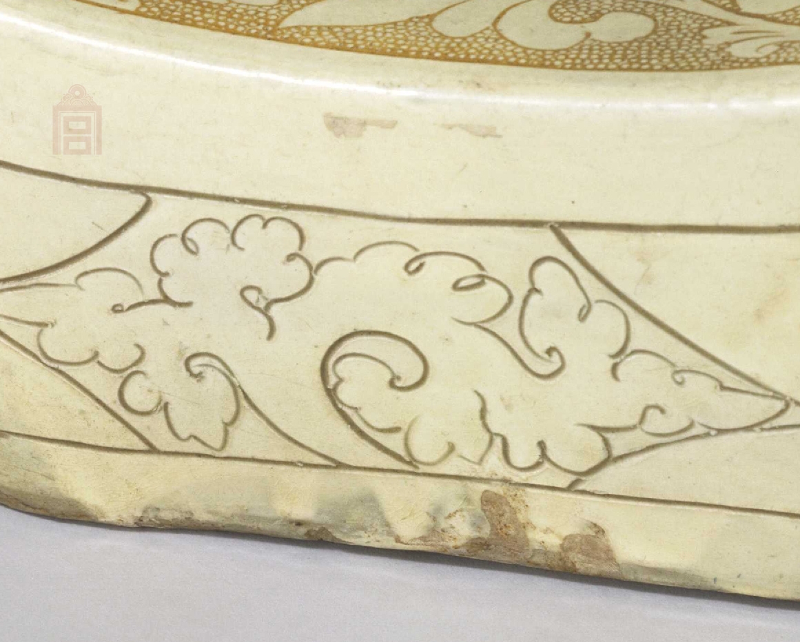 02 宋代 白釉珍珠地划花折枝牡丹纹枕_04.jpg