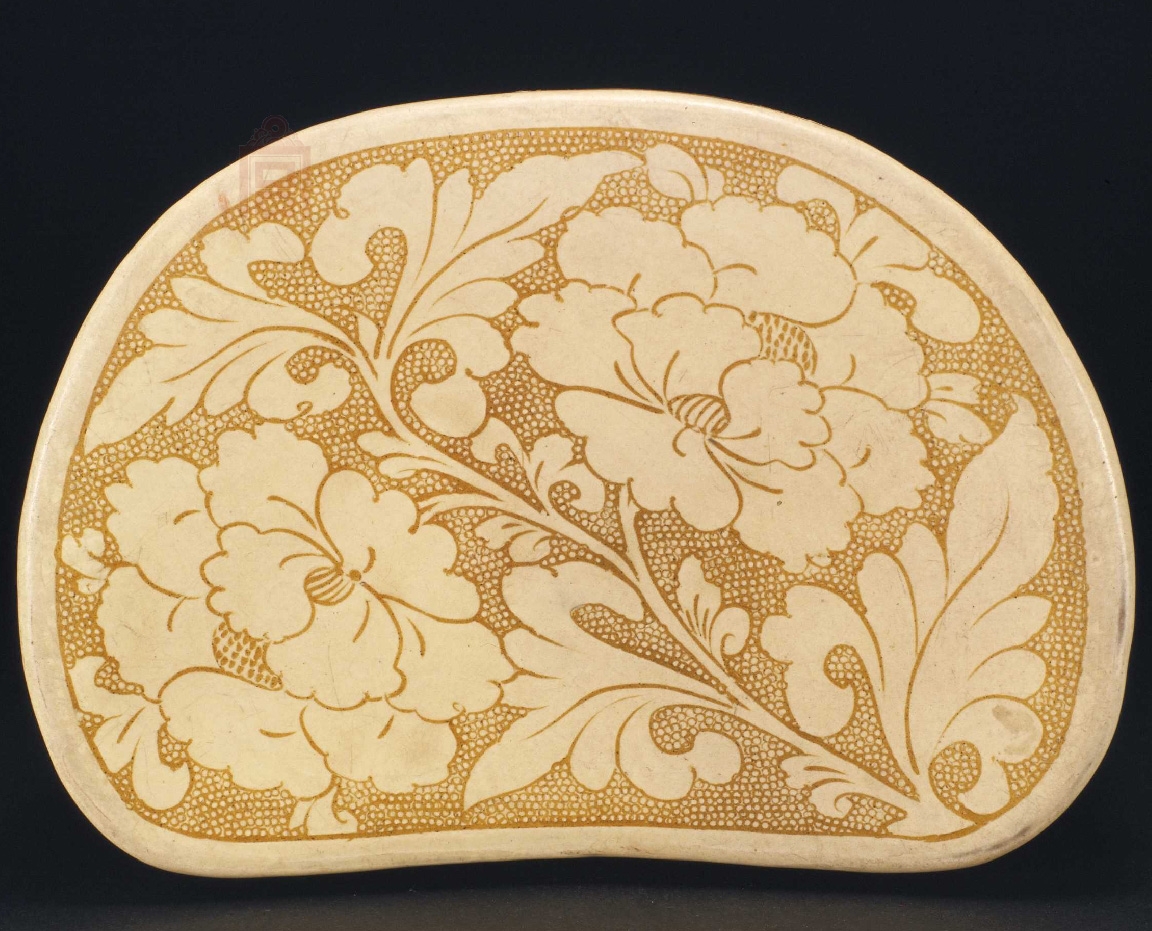 02 宋代 白釉珍珠地划花折枝牡丹纹枕_09.jpg