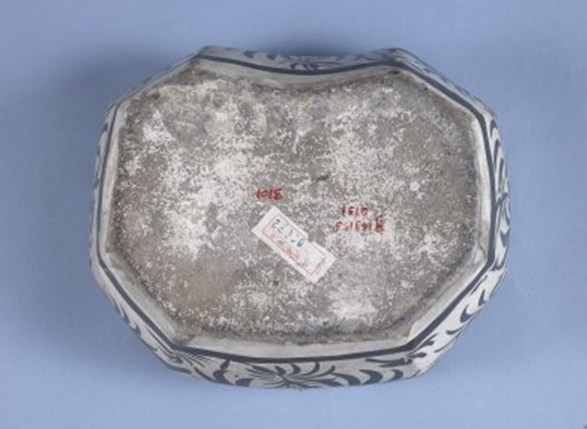 02 宋代 磁州窑白地黑花“镇宅”铭狮纹枕_01.jpg