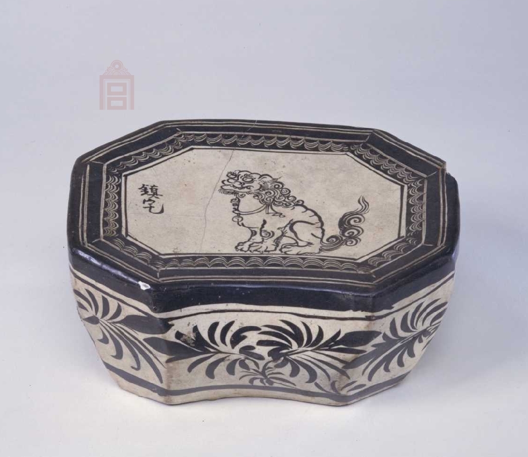 02 宋代 磁州窑白地黑花“镇宅”铭狮纹枕_02.jpg