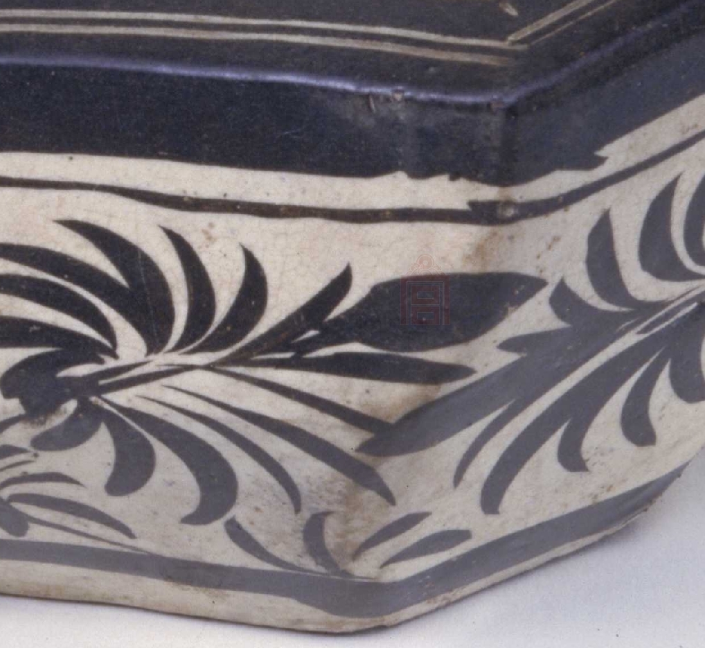 02 宋代 磁州窑白地黑花“镇宅”铭狮纹枕_09.jpg