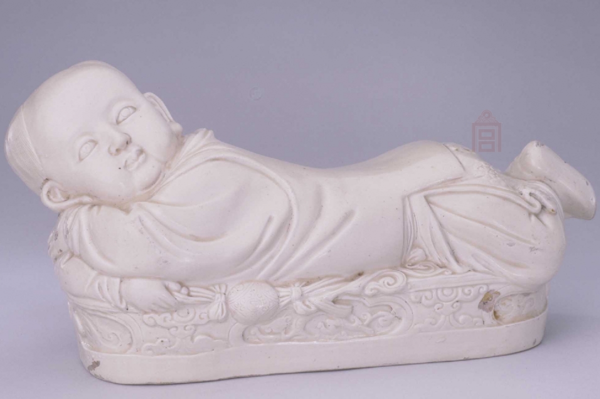 02 宋代 定窑白釉孩儿枕_1.jpg