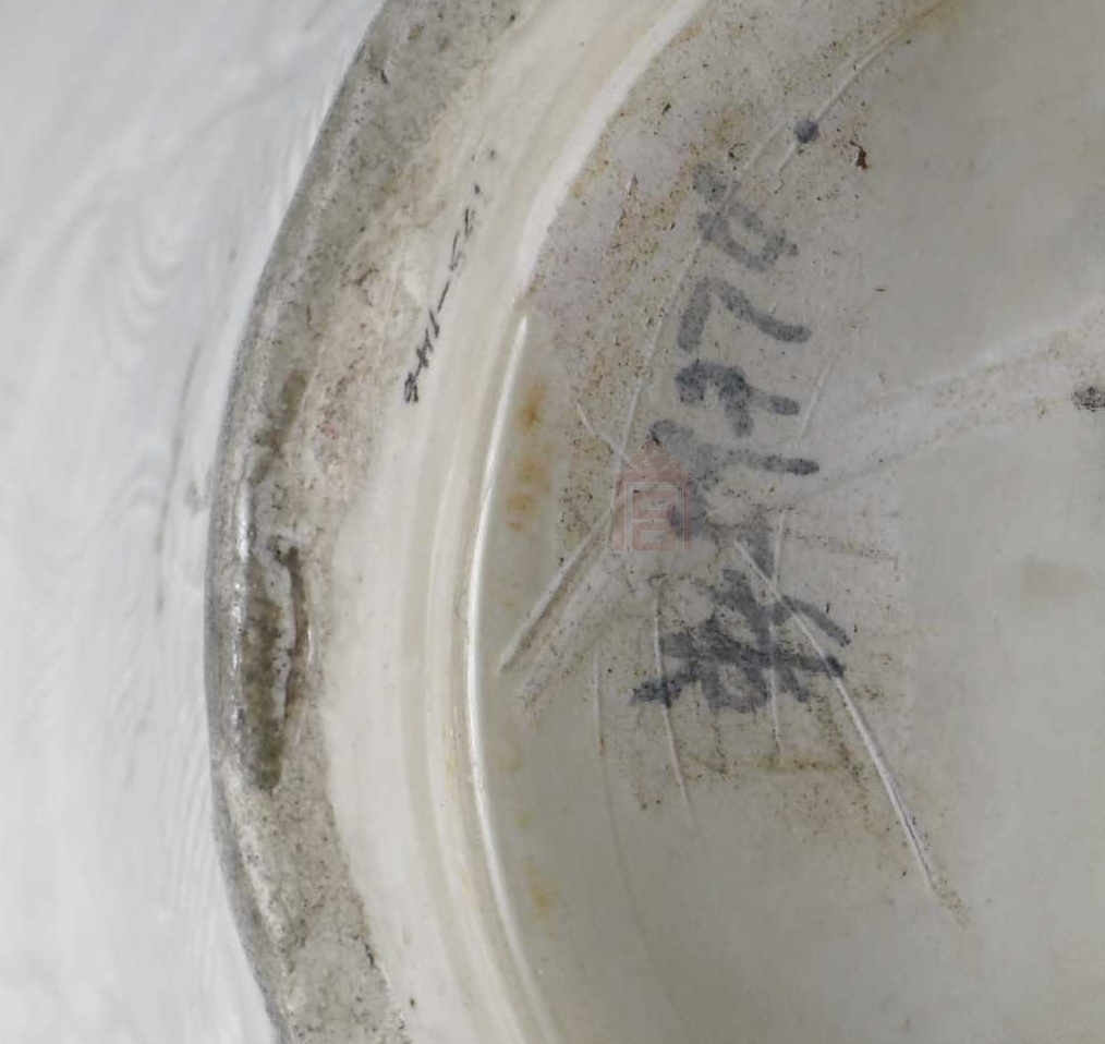 02 宋代 定窑白釉刻花花卉纹梅瓶_10.jpg