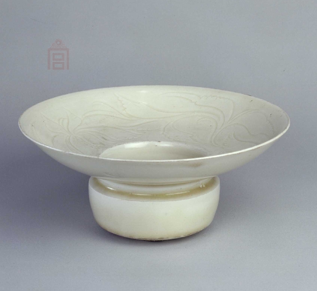 02 宋代 定窑白釉刻花花卉纹唾盂_02.jpg