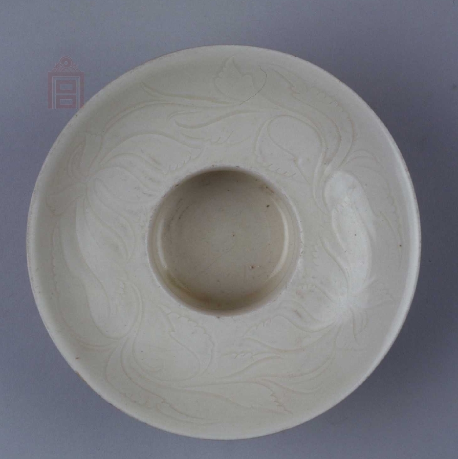 02 宋代 定窑白釉刻花花卉纹唾盂_03.jpg
