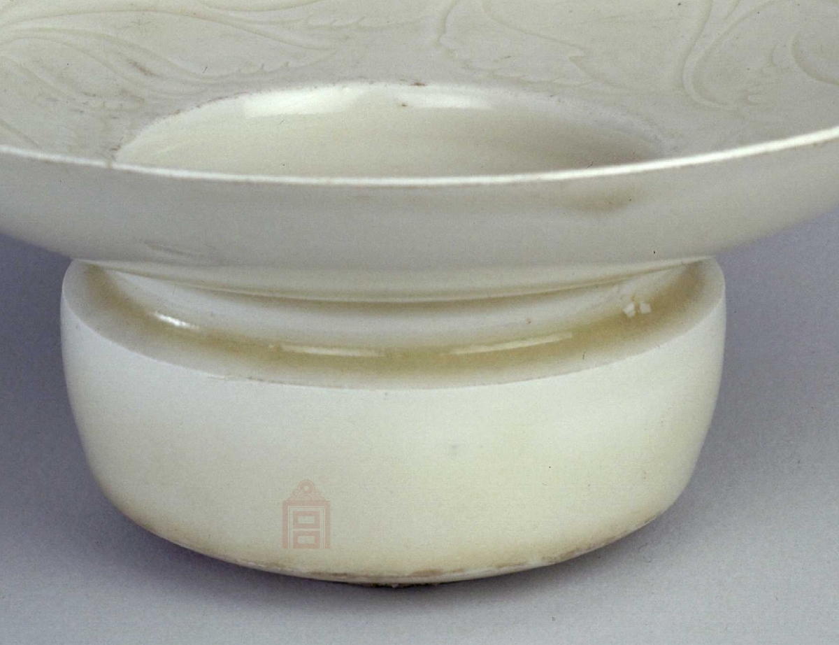 02 宋代 定窑白釉刻花花卉纹唾盂_07.jpg