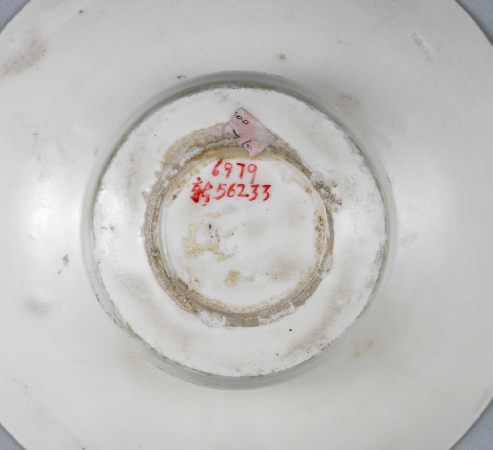 02 宋代 定窑白釉刻花花卉纹唾盂_08.jpg