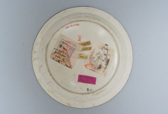 02 宋代 定窑白釉刻花牡丹纹盘_2.jpg