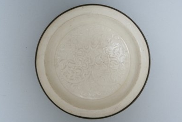 02 宋代 定窑白釉刻花牡丹纹盘_3.jpg