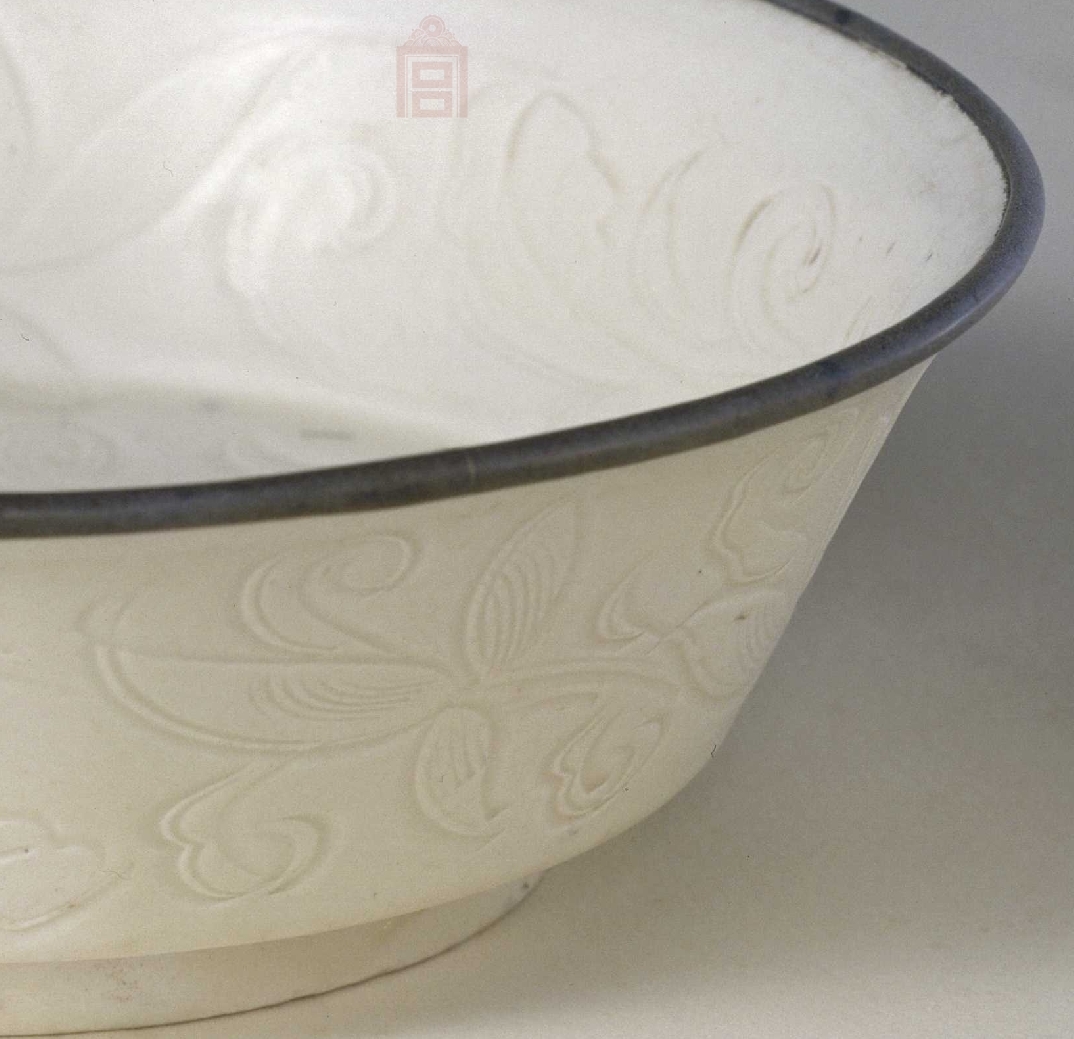 02 宋代 定窑白釉刻莲花纹折腰碗_4.jpg