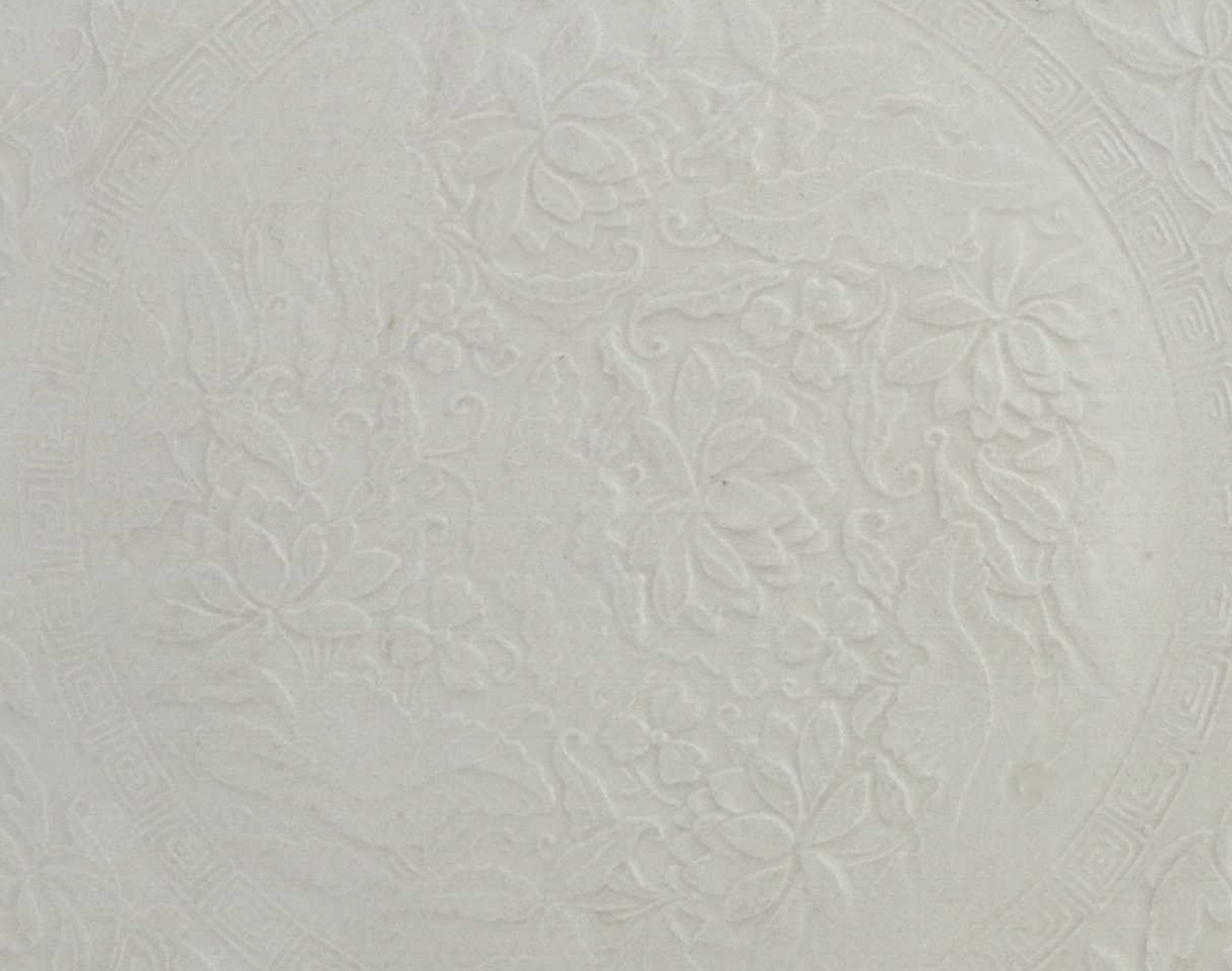 02 宋代 定窑白釉印花缠枝牡丹莲花纹盘_1.jpg