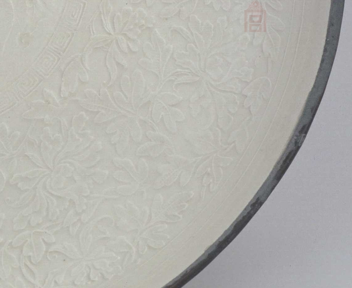 02 宋代 定窑白釉印花缠枝牡丹莲花纹盘_3.jpg