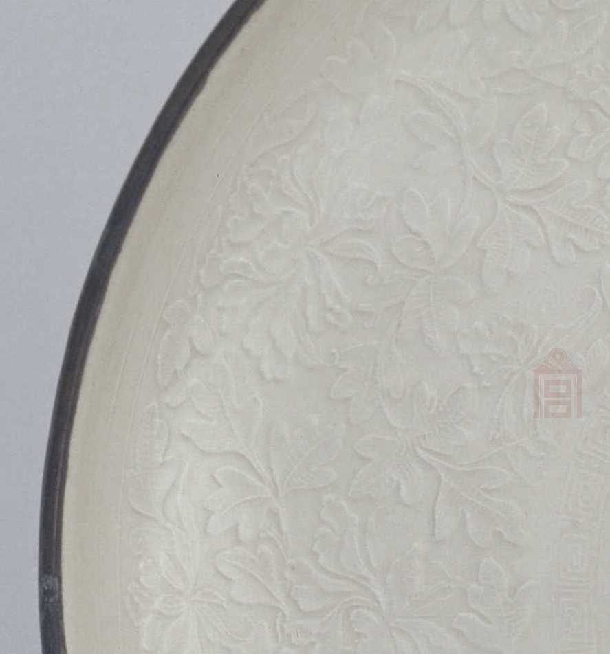 02 宋代 定窑白釉印花缠枝牡丹莲花纹盘_4.jpg