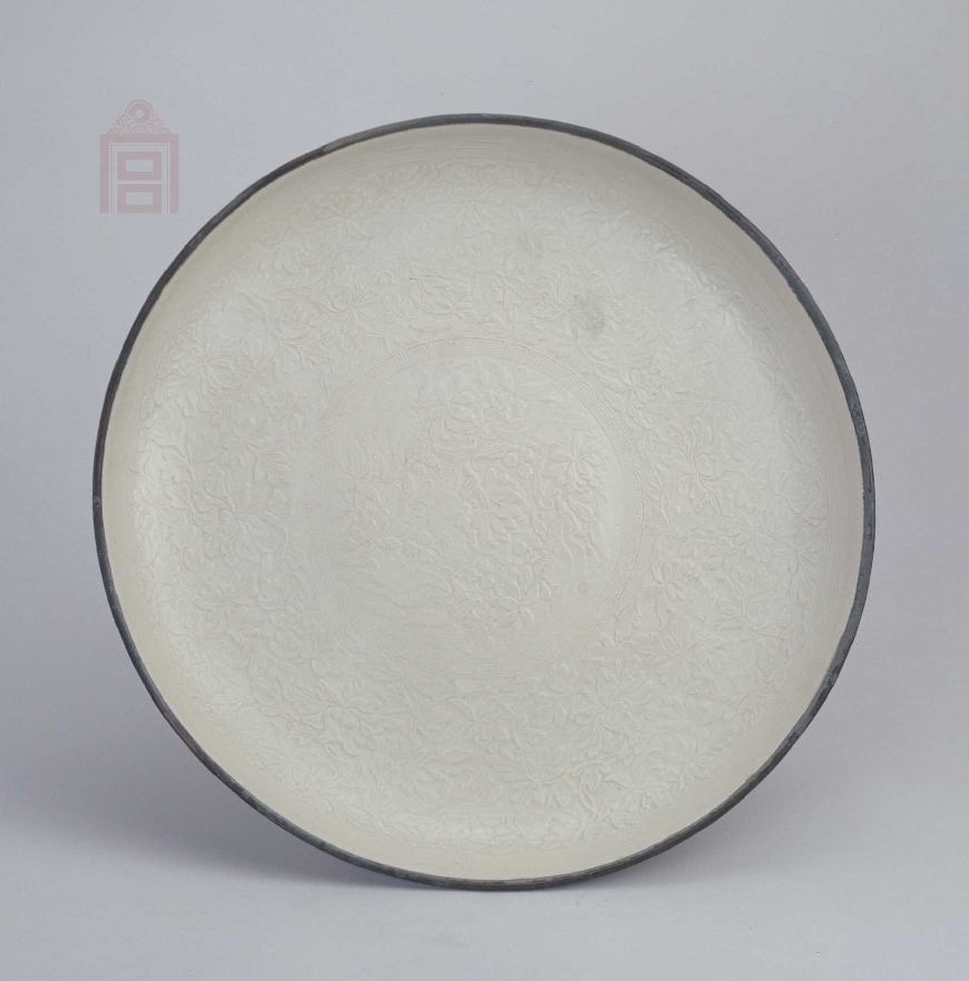 02 宋代 定窑白釉印花缠枝牡丹莲花纹盘_7.jpg