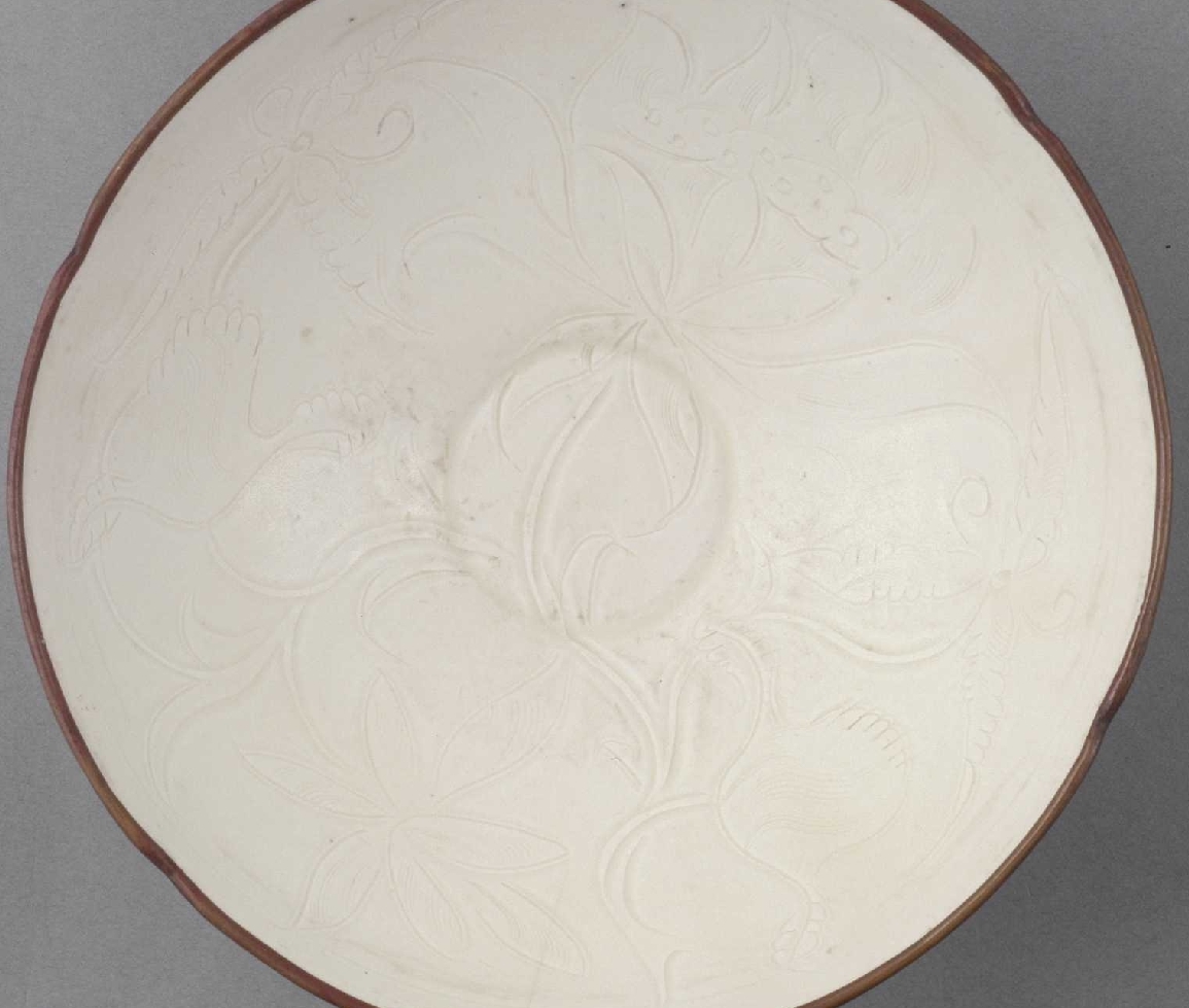 02 宋代 定窑划花缠枝莲纹葵瓣口碗_01.jpg