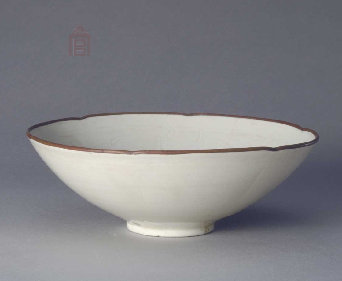 02 宋代 定窑划花缠枝莲纹葵瓣口碗_03.jpg