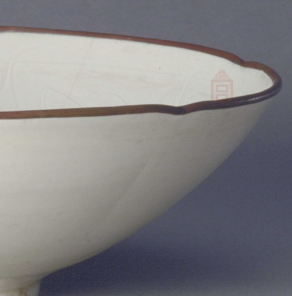 02 宋代 定窑划花缠枝莲纹葵瓣口碗_05.jpg