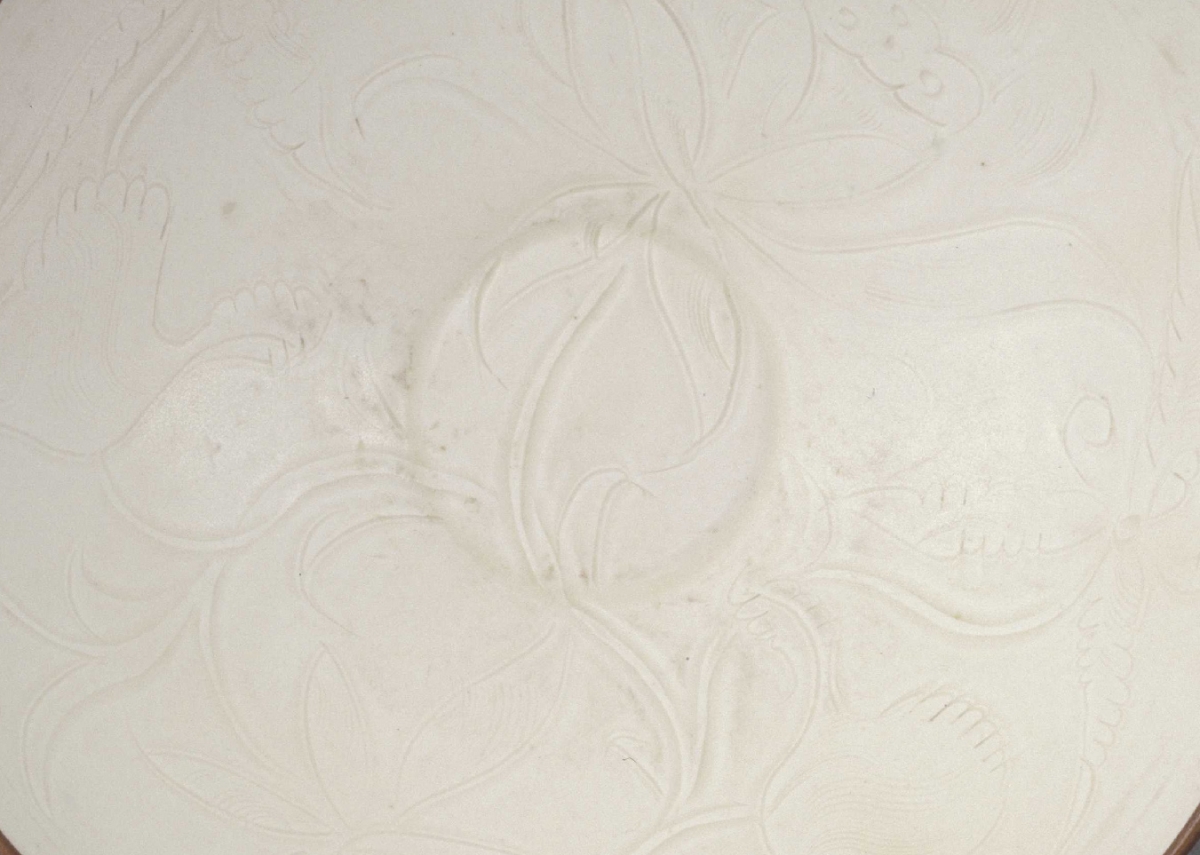 02 宋代 定窑划花缠枝莲纹葵瓣口碗_06.jpg