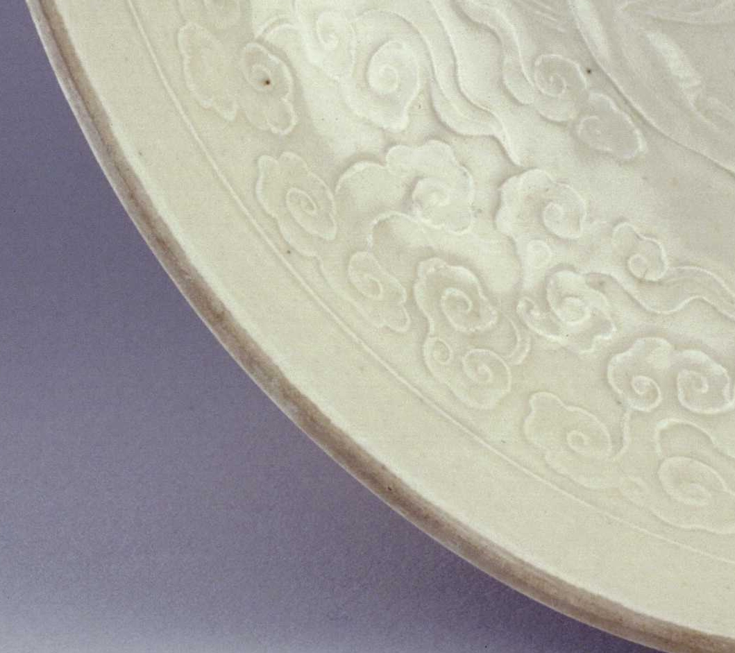 02 宋代 定窑印花螭龙纹盘_1.jpg