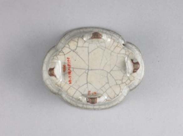 02 宋代 哥窑青釉海棠式花盆_2.jpg