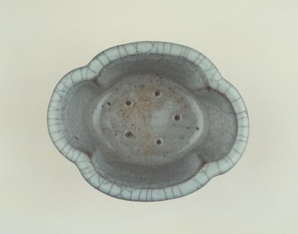 02 宋代 哥窑青釉海棠式花盆_1.jpg