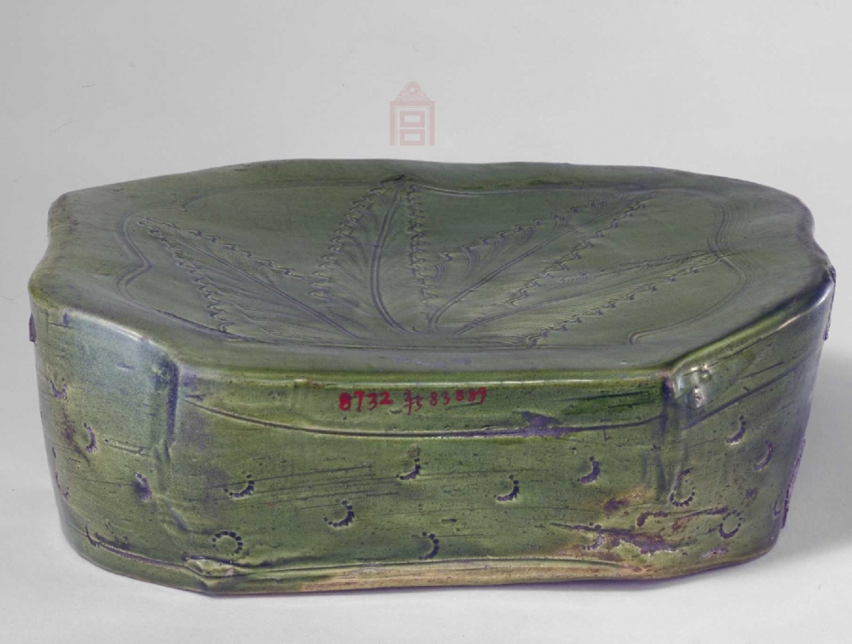 02 宋代 吉州窑绿釉刻花枕_3.jpg